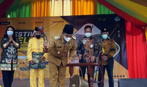 FESTIVAL SELOKA : Wakil Bupati Kotawaringin Barat Ahmadi Riansyah saat membuka secara resmi Festival Seloka di Istana Kuning Pangkalan Bun, Selasa (23/2).(ISTIMEWA/RADAR PANGKALAN BUN)