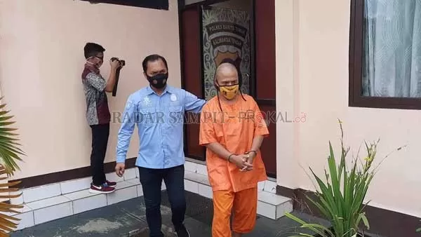 PENGGELAPAN: Polres Bartim saat menggelar rilis kasus penggelapan uang perusahaan yang dilakukan Samsul Budi Rahmad (25).(EKO PRASOJO/RADAR SAMPIT)