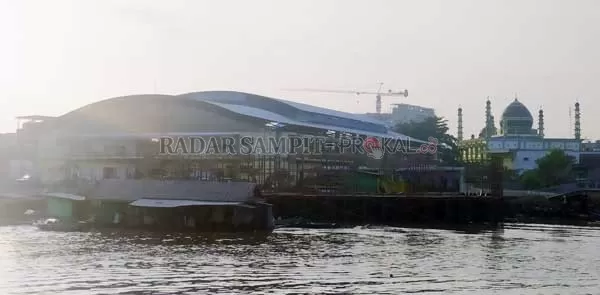 DIKELUHKAN WARGA : Tempat pembanguan pengolahan pentol di bantaran Sungai Arut kawasan Pasar Indra Sari, Kelurahan Baru dikeluhkan warga, Rabu (24/2).(SULISTYO/RADAR PANGKALAN BUN)