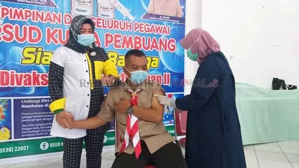 VAKSIN: Ketua DPRD Seruyan Zuli Eko Prasetyo, ditemani istrinya saat mengikuti vaksinasi tahap kedua.(IST/RADARSAMPIT)