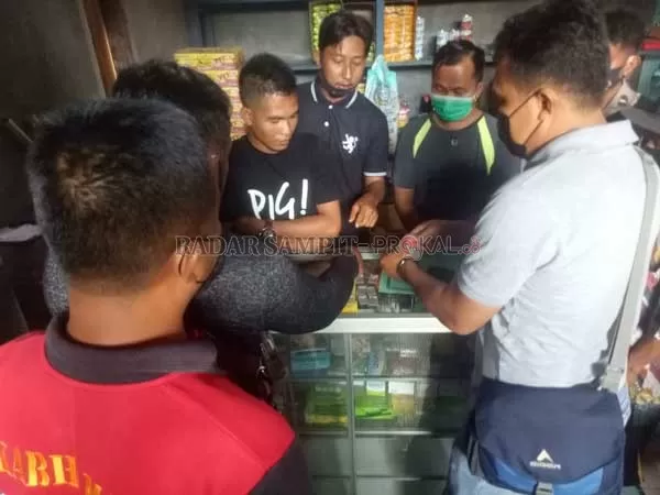 TAK JERA: Kapolres Kotim AKBP Abdoel Harris Jakin saat menunjukkan barang bukti narkotika jenis sabu dari tangan residivis di Mapolres Kotim, Senin (1/3) kemarin.(FAHRY/RADAR SAMPIT)