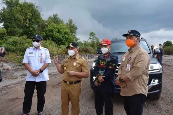 MENINJAU: Gubernur Sugianto Sabran meninjau sejumlah titik jalan provinsi di wilayah Kabupaten Seruyan. (BIRO ADMINISTRASI PIMPINAN)