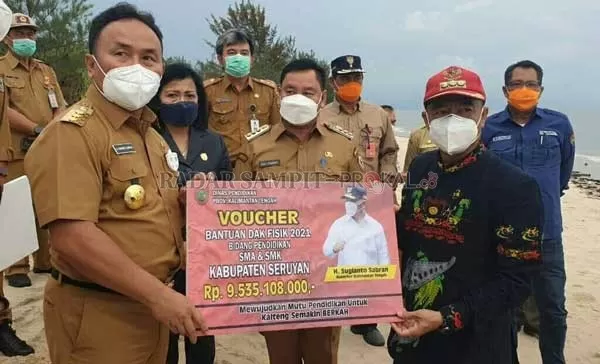 BANTUAN PEMBANGUNAN : Gubernur Kalteng Sugaintao Sabran menyerahkan secara simbolis bantuan pembangunan untuk Kebupaten Seruyan.(ISTIMEWA/RADAR SAMPIT)