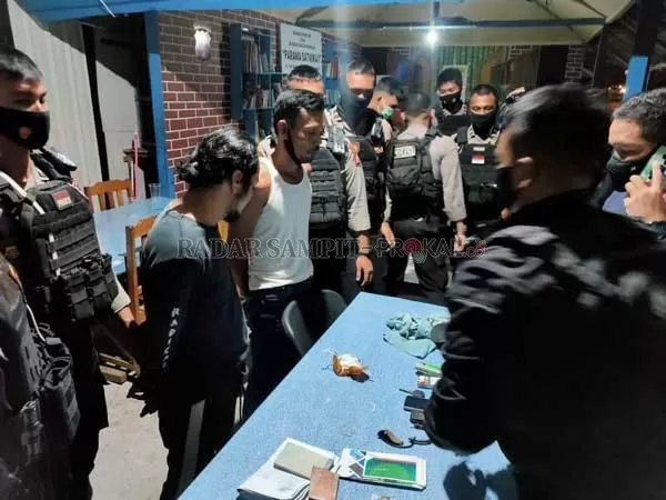 DIAMANKAN: Agus (47) warga jalan Riau dan Rahmad (25) jalan Dr Murjani  saat diamankan. Insert Imanuel Putra Daud (32) warga Jalan Batu Suli.(FOTO IST RADAR PALANGKA)