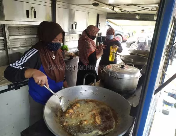 DAPUR UMUM : Nur Aida bersama rekannya saat memasak di mobil dapur umum di lokasi karhutla.(    RINDUWAN /RADAR PANGKALAN BUN )