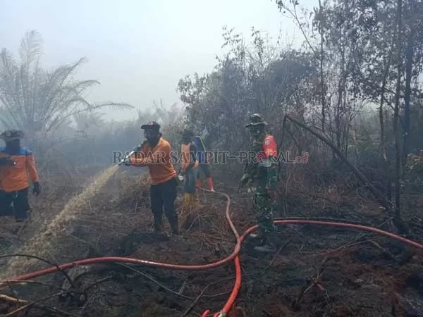 PENANGANAN KARHUTLA : Anggota Satgas Karhutla Kotawaringin Barat berupaya melakukan pemadaman di kawasan Kilometer 12 jalan Pangkalan Bun-Kotawaringin Lama beberapa hari lalu. Pemkab Kobar usulkan anggaran Rp 2 Miliar untuk mencukupi kebutuhan penanganan karhutla. (ISTIMEWA/RADAR PANGKALAN BUN)