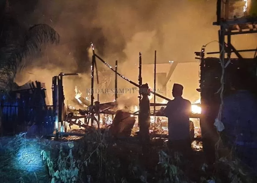 KEBAKARAN : Sebuah rumah di kawasan padat penduduk Jalan Haji Munawar RT 2 Kelurahan Madurejo, Kecamatan Arut Selatan, Kotawaringin Barat ludes terbakar, Senin (8/3) malam. Satu unit mobil juga turut terbakar dalam kejadian yang belum diketahui penyebabnya itu.