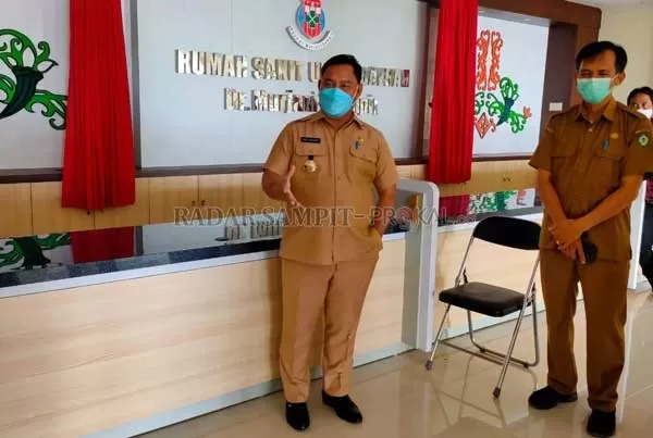 DINAS : Bupati Kotim Halikinnor dan rombongan ketika ditemani Plt Direktur RSUD dr Murjani  dr Benyamin Kumila,   saat berada di lobi utama rumah sakit, dalam kegiatan inspeksi mendadak, kemarin.( YUNI/RADAR SAMPIT )