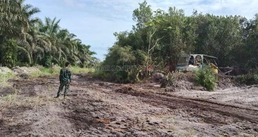 PEMBUKAAN JALAN DESA : Proses pengerjaan jalan sepanjang 4000 meter di Desa Lalang, Kecamatan Kolam, Kabupaten Kobar melalui TMMD IMB Kodim 1014/PBN sudah berjalan 40 persen, Selasa (9/3) (KODIM 1014/RADAR PANGKALAN BUN)
