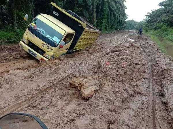 RUSAK PARAH : Kondisi Jalan Desa Tanjung Hara, Kecamatan Danau Seluluk butuh perbaikan segera. Kondisi itu menghambat aktivitas ekonomi dan sosial warga setempat.(ISTIMEWA/RADAR SAMPIT)
