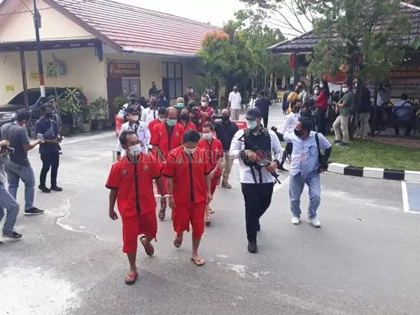 PENANGKAPAN: Petugas menggiring enam tersangka kasus narkoba yang berhasil dibekuk dalam sepekan, Rabu (10/3).(DODI/RADAR SAMPIT)