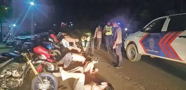 PEMBINAAN: Belasan pemuda di Kota Nanga Bulik dihukum push up usai diciduk aparat akibat balapan liar dan penggunaan knalpot racing, Rabu (10/3) malam.(POLRES LAMANDAU FOR RADAR SAMPIT)