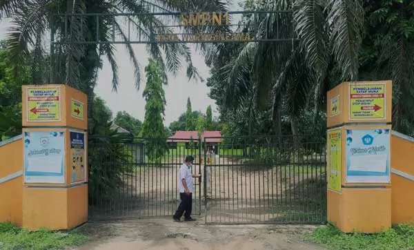 TUTUP : SMPN 1 Kotawaringin Lama  (Kolam) terpaksa harus kembali memberlakukan belajar secara online atau Belajar Dari Rumah (BDR) karena kawasn itu masuk zona merah penyebaran Covid-19.(   GUSTI HAMDAN/RADAR PANGKALAN BUN)