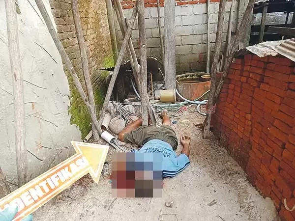 TRAGIS : Kondisi jenazah Hamzah saat berada di lokasi  kejadian kecelakaan kerja, setelah terjatuh dari lantai empat bangunan sarang burung walet di Jalan Samudin Aman, Palangka Raya, kemarin. (ISTIMEWA)