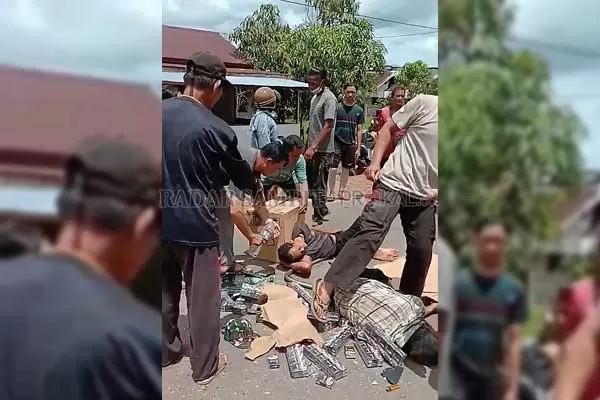 NAHAS: Puluhan warga mengevakuasi korban kecelakaan di Jalan Tjilik Riwut, Desa Cempaka Mulia Barat, Selasa (16/3).(IST/RADAR SAMPIT)