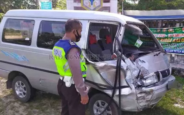 RUSAK: Mobil yang menghantam sepeda motor dan menyebabkan tiga orang tewas penyok di bagian depan.(IST/RADAR SAMPIT)