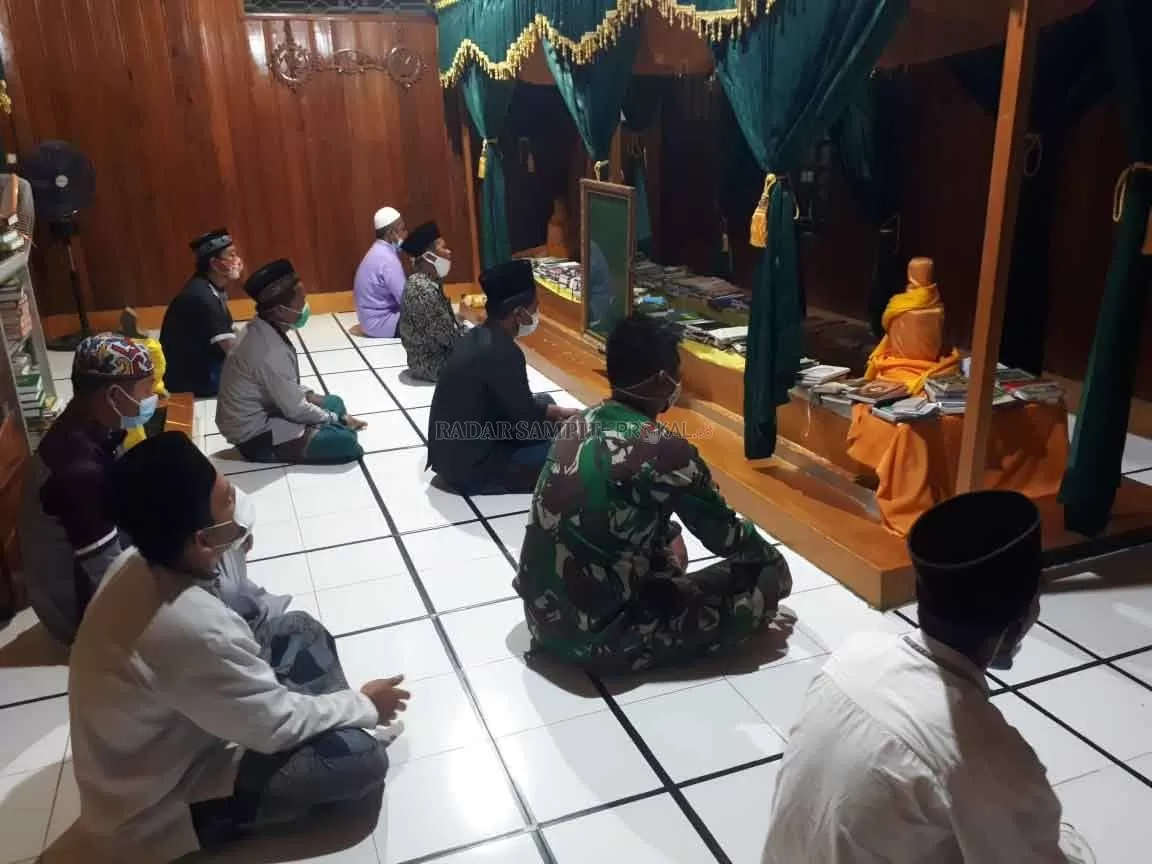 MAKAM KIAI GEDE : sejumlah peziarah saat berada di komplek makam Kiai Gede Kecamatan Kotawaringin Lama. Haul Akbar Kiai Gede di Kecamatan Kotawaringin Lama, Kabupaten Kotawaringin Barat tahun 2021 dipastikan tidak akan terlaksana.( GUSTI HAMDAN/RADAR PANGKALAN BUN)