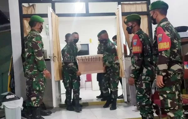 SALAT JENAZAH: Dandim 1014/PBN Letkol Arh Drajad Tri Putro ikut menyalatkan jenazah MA di instalasi pemulasaran jenazah RSUD Sultan Imanudin Pangkalan Bun, Minggu (21/3).(SULISTYO/RADAR SAMPIT)