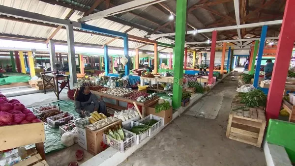 LEBIH BERSIH : Para pedagang sayur di Pasar Karang Mulya mulai menempati lapak baru hasil renovasi dan pembangunan baru, Minggu (21/3).(   SLAMET HARMOKO/RADAR PANGKALAN BUN)