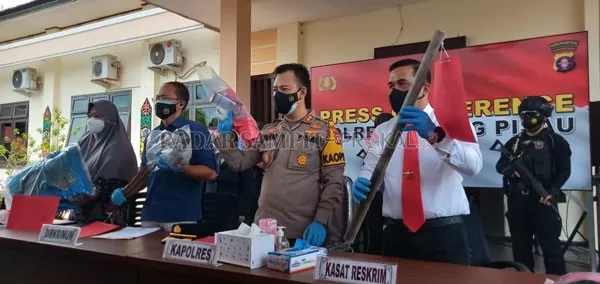 RILIS : Kapolda Kalteng Irjen Pol Dedi Prasetyo saat memberikan keterangan kepada awak media, dan Kapolres Pulpis melihatkan barang bukti yang digunakan pelaku dalam kasus pembunuhan serta perampokan.(ALEXANDER/RADAR SAMPIT)