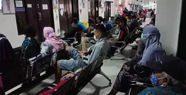 PENINGKATAN KUNJUNGAN : Suasana antrean di poliklinik RSUD Sultan Imanuddin Pangkalan Bun, Kabupaten Kotawaringin Barat, Selasa (30/3).(ISTIMEWA/RADAR PANGKALAN BUN)