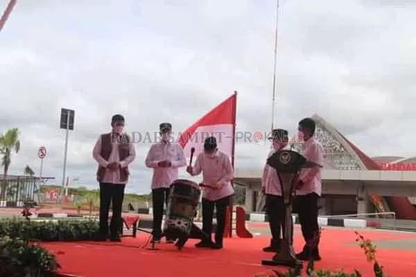 PERESMIAN: Wakil Presiden Ma’ruf Amin, Menteri Perhubungan Budi Karya Sumadi, dan Gubernur Kalteng Sugianto Sabran melihat denah miniatur Bandara Haji Muhammad Sidik, Selasa (30/3).(MMC KALTENG FOR RADAR SAMPIT)
