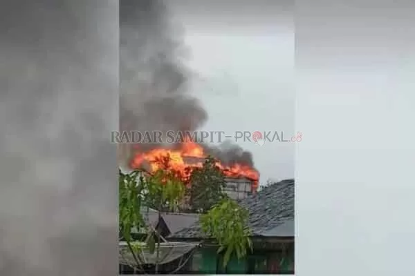 MEMBARA: Bangunan walet yang terbakar setelah disambar petir di Desa Pelangsian, Kamis (1/4).(KADES PELANGSIAN FOR RADAR SAMPIT)