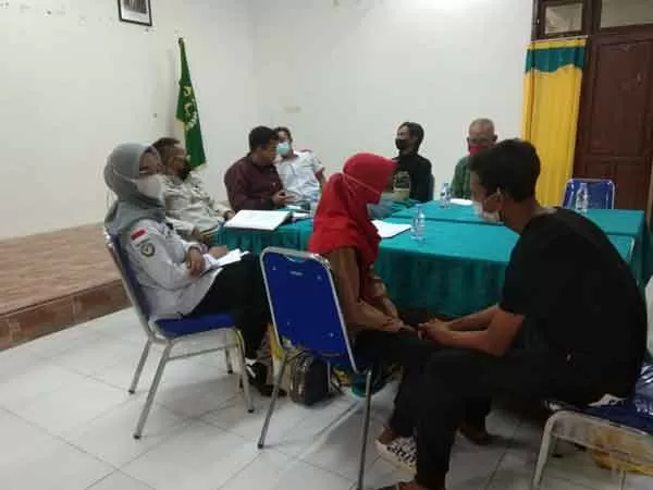 DIVERSI : Proses diversi kasus pemukulan bayi oleh ayak kandungnya yang masih di bawah umur.(ISTIMEWA/RADAR PANGKALAN BUN)