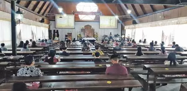 BERJALAN LANCAR: Sejumlah umat Kristiani di Kota Sampit melaksanakan ibadah Jumat Agung di Gereja Maranatha, Jumat (2/4). Pihak gereja menerapkan protokol kesehatan dengan membatasi jumlah orang yang hadir sebanyak 50 persen dari kapasitas gereja.(RADO/RADAR SAMPIT)