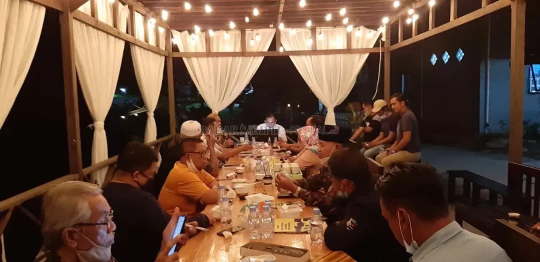 LESTARIKAN BAHASA: Sejumlah tokoh masyarakat Kelurahan Mendawai yang tergabung dalam Forum Komunikasi dan Solidaritas Mendawai melakukan kajian dan diskusi di Bamban Water Light (BWL), Kecamatan Arut Selatan, Kabupaten Kobar, belum lama ini. (ISTIMEWA/RADAR PANGKALAN BUN)