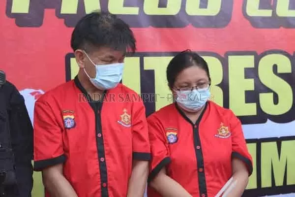 DIAMANKAN: Pasangan suami istri (pasutri) Roni Hariono (49) dan Nani Widiarti alias Wiji Asih (45), warga Jalan Menteng V, harus mendekam dalam sel tahanan Mapolda Kalteng lantaran melakukan penipuan dan penggelapan.(DODI/RADAR PALANGKA)