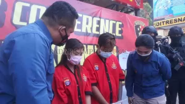 DIAMANKAN: Pelaku prostitusi daring saat diamankan Polda Kalteng. (DODI/RADAR SAMPIT)