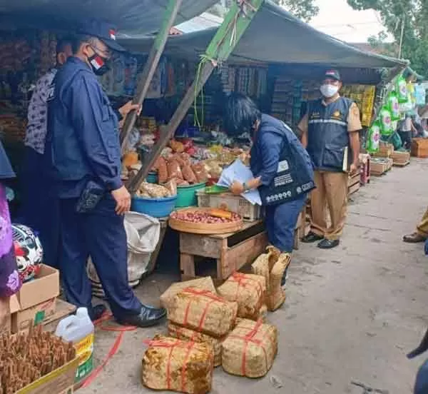 Boraks: Loka POM Kotawaringin Barat saat melaksanakan kegiatan Intensifikasi Pengawasan Pangan di Pasar Indra Sari, Pangkalan Bun, Senin (12/4).(ISTIMEWA /RADAR PANGKALAN BUN)