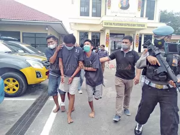 DITEMBAK: Komplotan pelaku saat digiring ke Mapolres Kotim karena membobol gedung sarang burung walet, Rabu (14/4).(FAHRY/RADAR SAMPIT)