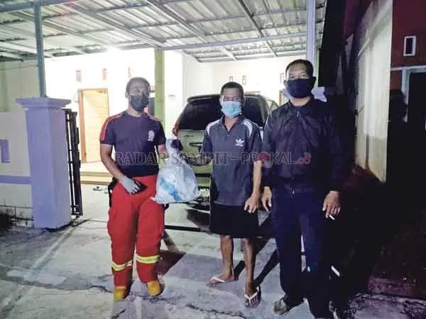 Tim animal rescue Damkar Kobar mengevakuasi kobra sepanjang 1,5 meter di rumah Santoso, Perumahan Griya Bumi Permai, Jalan Ahmad Yani, Kelurahan Baru, Kecamatan Arut Selatan, Kabupatsn Kotawaringin Barat (Kobar), Kamis (15/4) pukul 23.10 WIB.( Damkar Kobar/Radar Pangkalan Bun)