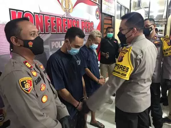 INTEROGASI: Kapolres Kotim AKBP Abdoel Harris Jakin (kanan) menginterogasi dua tersangka pengedar narkotika asal Pontianak, Senin (19/4) di Mapolres Kotim.(FAHRY/RADAR SAMPIT)