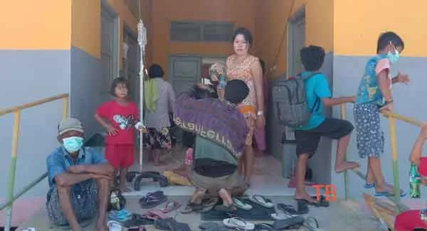 PERAWATAN : Warga yang mengalami keracunan mendapatkan perawatan sebelum diperbolehkan pulang di Puskesmas Desa Lamunti, Kamis (21/4).(CAMAT MANTANGAI FOR RADAR SAMPIT)