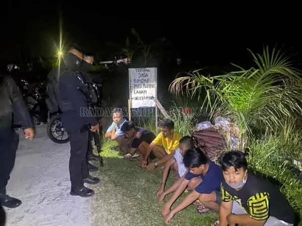 PENERTIBAN : Aparat kepolisian menasehati sejumlah remaja diamankan lantaran terduga terlibat balapan liar yang membahayakan diri sendiri maupun orang lain.(istimewa)