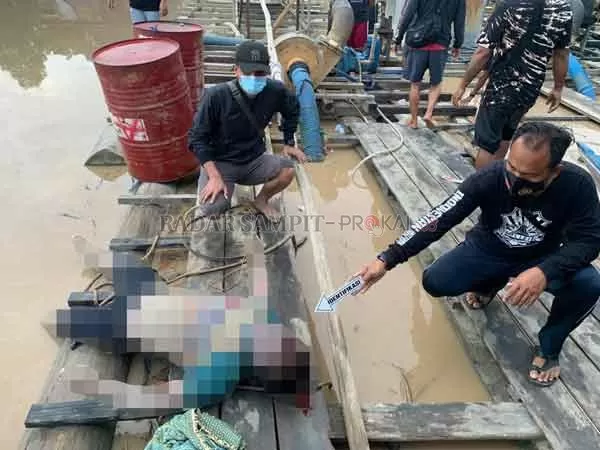 PEMBUNUHAN: Aparat kepolisian melakukan penyelidikan terkait tewasnya pekerja tambang di danau tambang, Kabupaten Pulang Pisau.(POLRES PULPIS FOR RADAR SAMPIT )