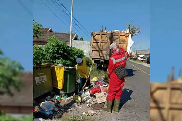 ANGKUT SAMPAH: Aktivitas pengangkutan sampah oleh Dinas Lingkungan Hidup (DLH) di Kota Pangkalan Bun belum lama ini.( ISTIMEWA/RADAR PANGKALAN BUN)