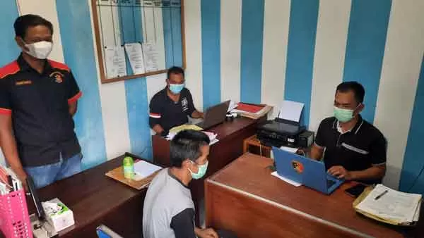 DIPERIKSA: Penyidik Unit PPA Satreskrim Polres Gumas memeriksa tersangka pemerkosa anak tiri, Selasa (27/4).(ARHAM SAID/RADAR SAMPIT)