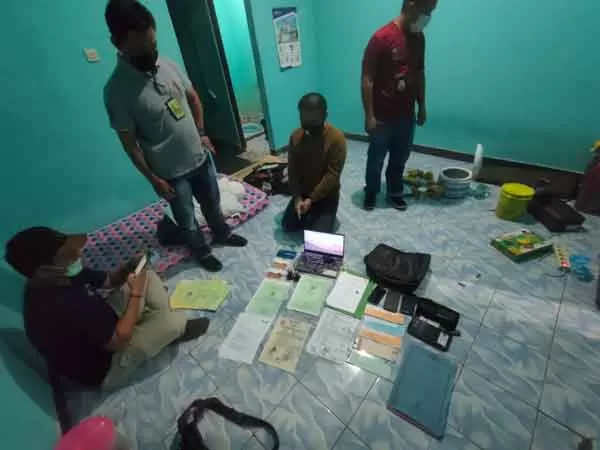 TERCIDUK: Aparat Polda Kalteng mengamankan pelaku investasi bodong, ARD, Selasa (27/4).(IST/RADAR SAMPIT)