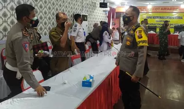 PENGAMANAN : Kapolres Kobar AKBP Devy Firmansyah usai rapat koordinasi pengamanan idul fitri di Mapolres Kobar dan bakal membuat empat pos penyekatan. (RINDUWAN /RADAR PANGKALAN BUN )