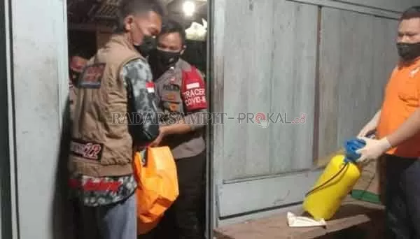 SEBATANG KARA: Jenazah Hartini di dalam kantong saat dievakuasi dari lokasi temuan di sebuah warung sekitar jalan Tjilik Riwut kilometer 17 Kecamatan Bukit Batu,  ke RSUD Dr Doris Sylvanus untuk dilakukan visum dan menunggu ada kerabat yang menemui.(istimewa)