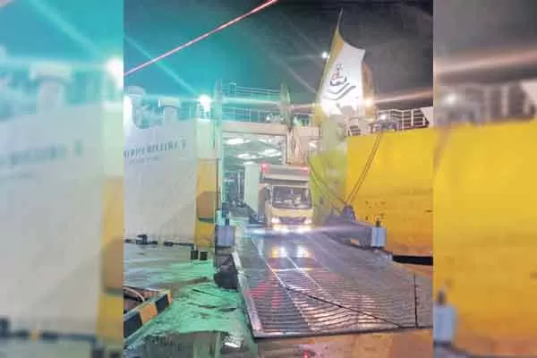 PENGANGKUT BARANG: Selama larangan mudik, seluruh kapal yang beroperasi hanya mengangkut logistik. Salah satunya kapal milik Dharma Lautan Utama.(RINDUWAN/RADAR SAMPIT)