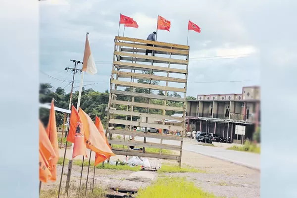 COPOT BALIHO: Setelah dikeluhkan warga, baliho partai langsung dicopot pemiliknya, Senin (10/5).( RIA MEKAR/RADAR SAMPIT)