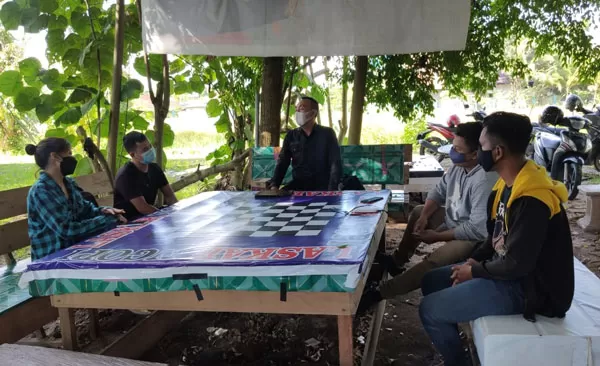 MUSYAWARAH : Tim Virtual Police Bidhumas saat melakukan mediasi dan penyelesaian terkait unggahan di instagram yang dilaporkan menyinggung orang lain, lantaran dipicu urusan percintaan, baru-baru tadi.(istimewa)