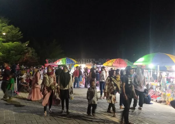 DIPADATI PENGUNJUNG: Warga Kotawaringin Barat memadati salah satu spot di taman kota kawasan Bundaran Pancasila pada H+4 lebaran Idulfitri 1442 Hijriah, Sabtu (15/5).(SULISTYO/RADAR PANGKALAN BUN)