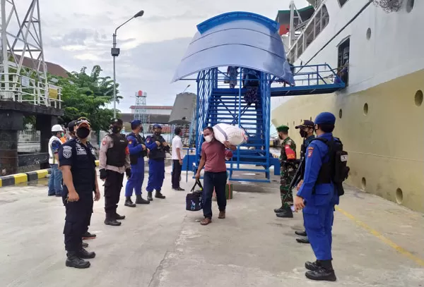 WAJIB KARANTINA: Penumpang kapal laut di Pelabuhan Panglima Utar Kumai. Pemerintah Kabupaten Kotawaringin Barat wajibkan para karyawan perusahaan yang masuk Kobar untuk menjalani karantina selama 5 x 24 jam.(   RINDUWAN/RADAR PANGKALAN BUN)