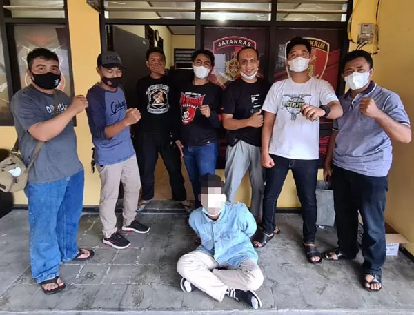 PERSETUBUHAN: Pelaku (depan bawah) terancam hukuman 15 tahun penjara akibat melakukan persetubuhan dengan anak di bawah umur.(ISTIMEWA/RADAR PANGKALAN BUN)